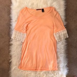The Buckle BKE Peach Top w/Lace Detail on Sleeve